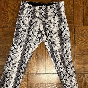 Capri black and white crocuses print legging